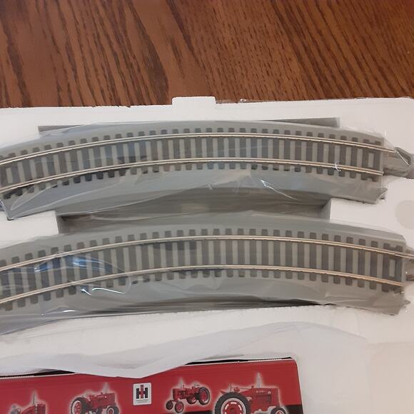 Bachmann HO McCormick Farmall Pride IH Freight Train Hawthorne Village E-Z Track - Picture 3 of 5